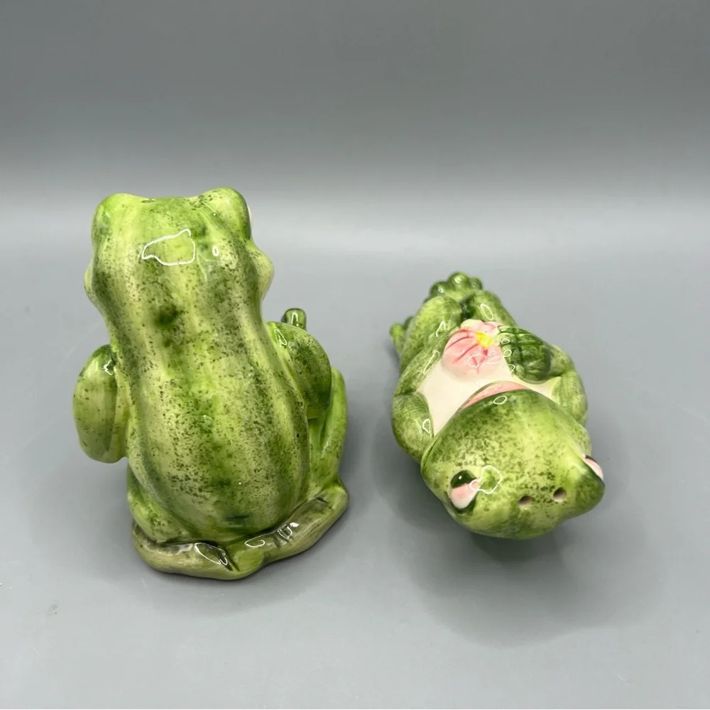 Go Together Ceramic Lounging In Love Frogs Salt And Pepper Shakers China - Picture 6 of 7